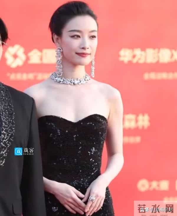 金鸡奖红毯:关晓彤衣服太丑,叶童装嫩,宋佳大露背,倪妮赢麻了