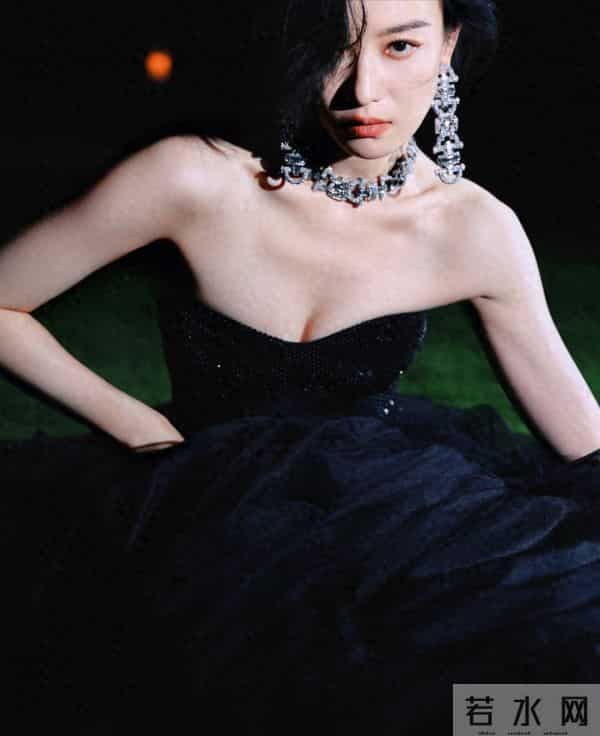 倪妮金鸡奖闭幕黑天鹅造型