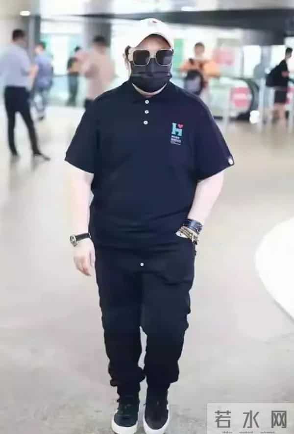 55岁韩红瘦后似换个人,穿花衬衫不丑,意外时髦年轻,气质拉风