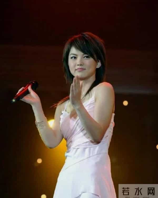 演都不演了！李湘回娘家晒相片不到2天，尴尬一幕就出现了