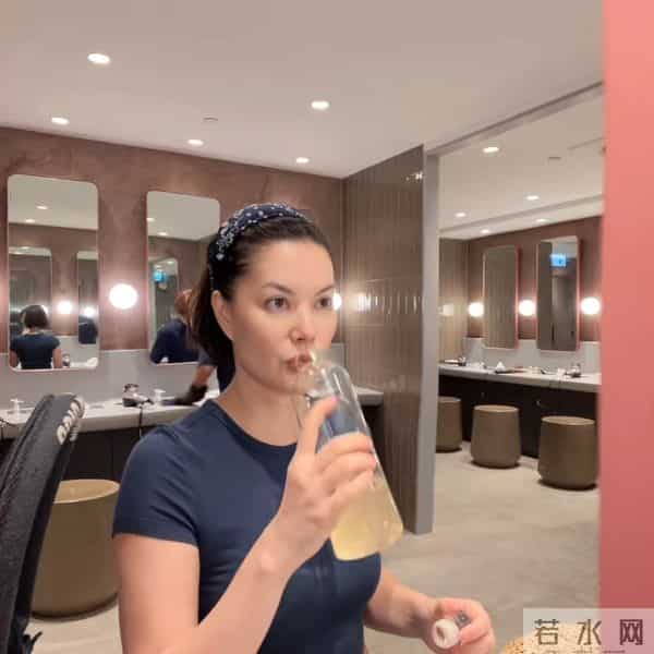 54岁的前TVB女星的近况曝光，现在和富豪男朋友感情非常稳定