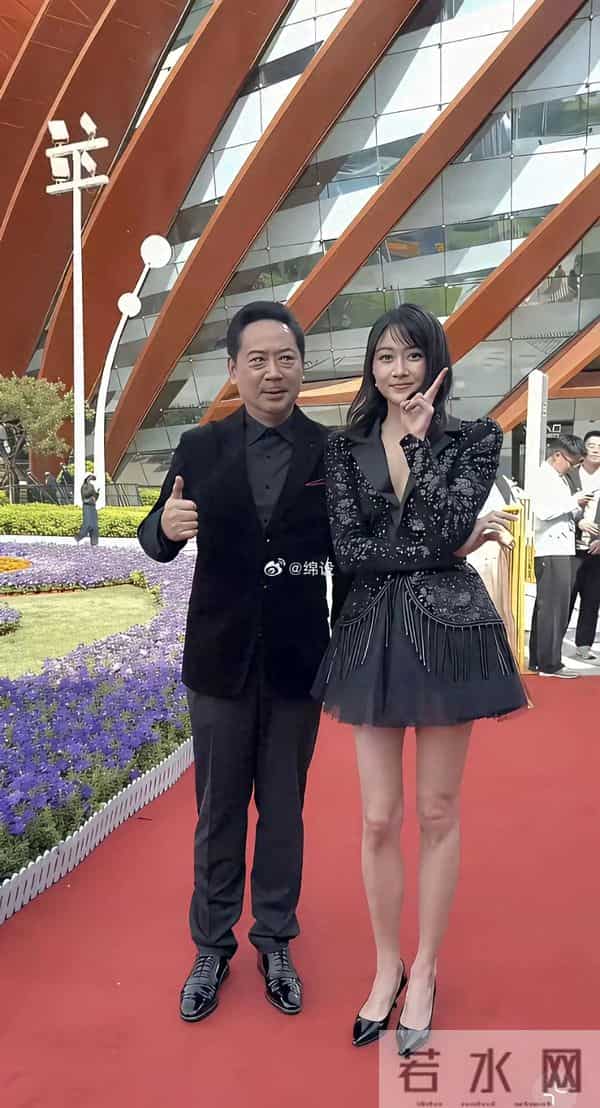 关晓彤的腿,我真的羡慕了,又长又细