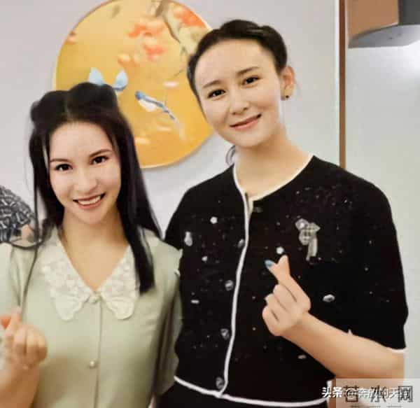 46岁胡静在马来西亚和朋友聚会，皮肤白皙，笑起来如少女般娇俏！