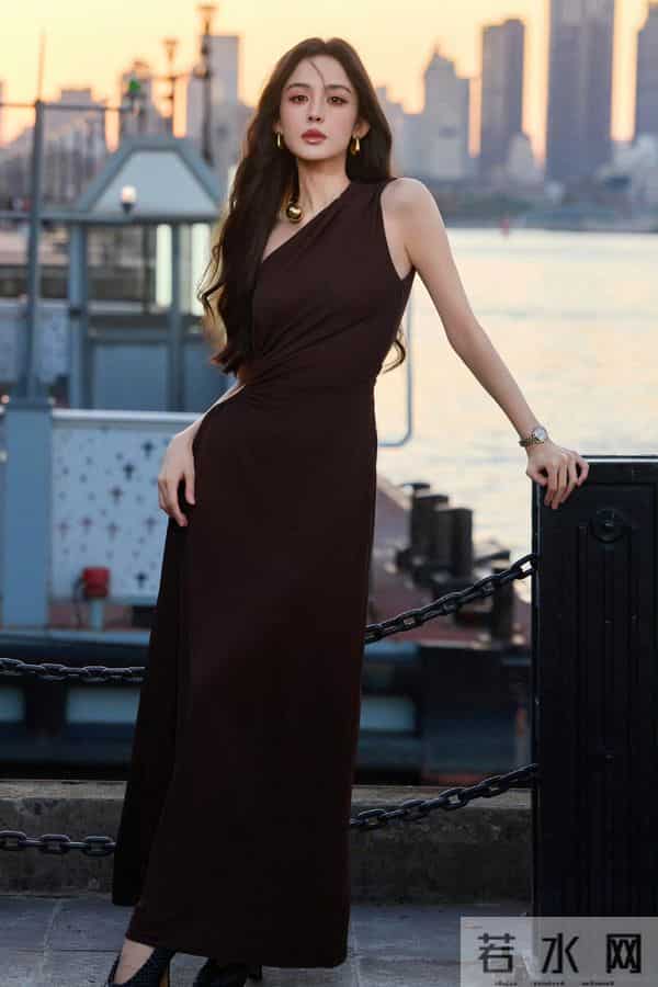 古力娜扎斜肩连衣裙,绝美