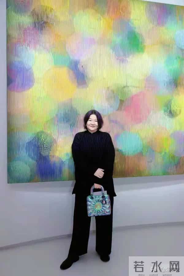 64岁洪晃大变样，瘦了二十斤 背Dior包气质绝，果然人靠衣装马靠鞍