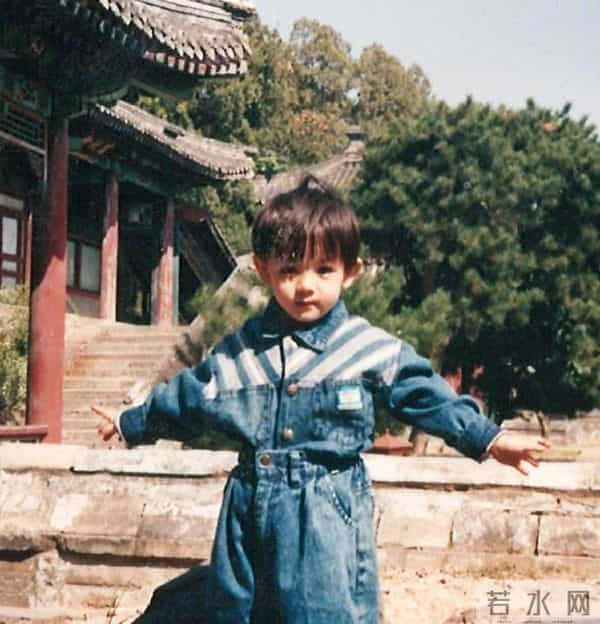 迪丽热巴现身南京!脖子前倾严重依旧在咳嗽,给主持人打伞好暖心