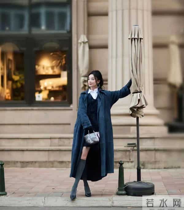 38岁袁姗姗也太会穿了吧！蓝色麂皮大衣美到挪不开眼