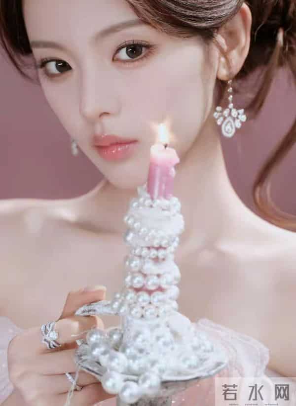 杨超越：如何将清纯与性感完美融合，打造个性魅力的时尚典范