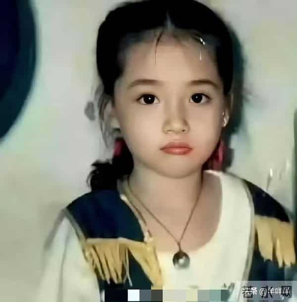 向佐女儿向芷继承了妈妈郭碧婷美貌，向佐立即化身女儿奴