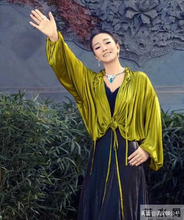 天啊！看到郭晶晶和巩俐合影，才懂什么叫上等相貌，一点不输