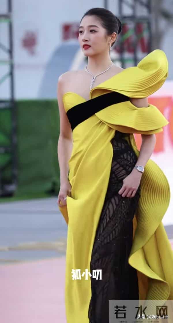 关晓彤、陈都灵亮相金鸡奖红毯 一个美得大气 一个宛如优雅的黑天鹅