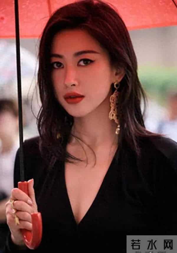 人老珠黄?41岁朱珠现身机场,白发明显皱纹也多,断崖衰老不敢认