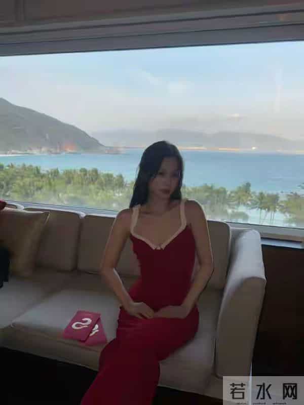 虞书欣杀疯了！红裙 “甜辣感” 焊死审美，这身材线条谁扛得住？