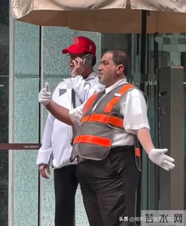 75岁谭咏麟在香港街头等出租车,他的打扮朴素,身形臃肿