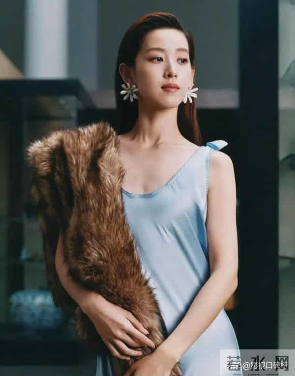 出席艺术晚宴,章泽天穿洒红色裙显成熟,朱珠穿中式外套沉稳大气