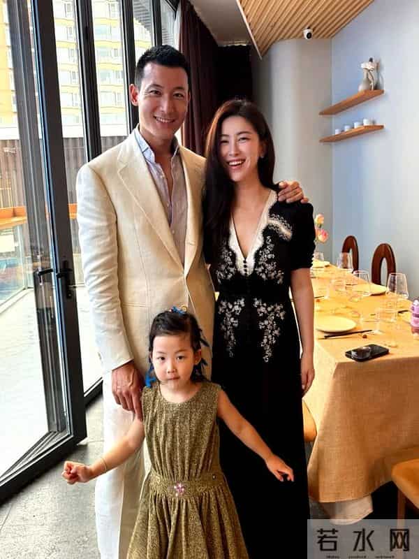 人老珠黄?41岁朱珠现身机场,白发明显皱纹也多,断崖衰老不敢认