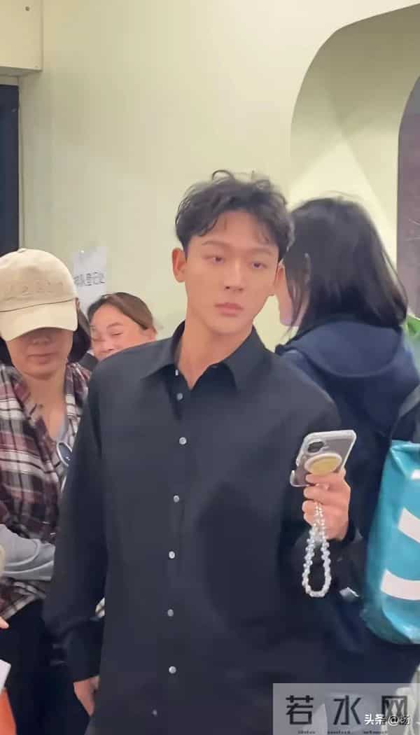 31岁张晚意现身悉尼,一头小卷发很可爱,状态看上去有点疲惫!