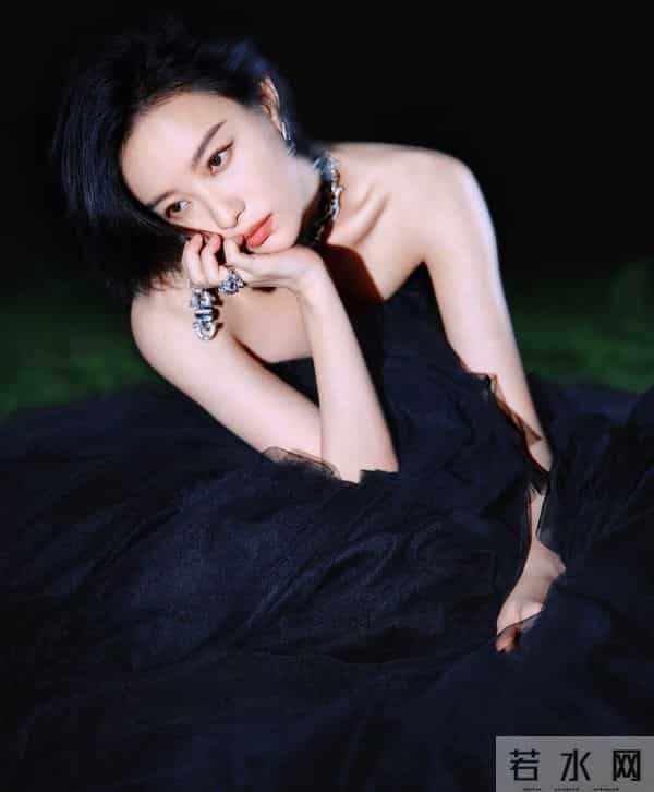 倪妮金鸡奖闭幕黑天鹅造型