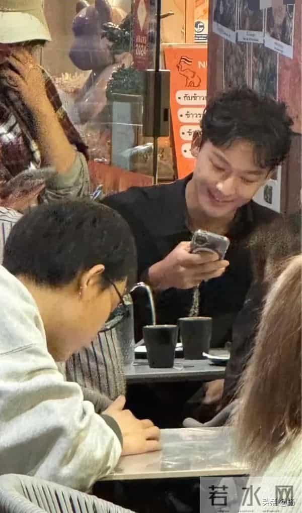 31岁张晚意现身悉尼,一头小卷发很可爱,状态看上去有点疲惫!