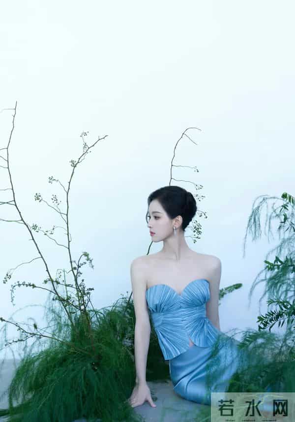 陈都灵身着蓝色套装,简直是行走的“纯欲天花板”!