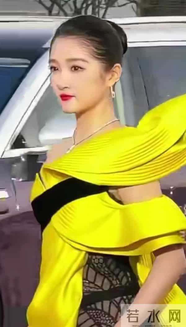 精修图VS生图：关晓彤膀大腰圆，倪妮老气了不少，辛芷蕾选错裙子