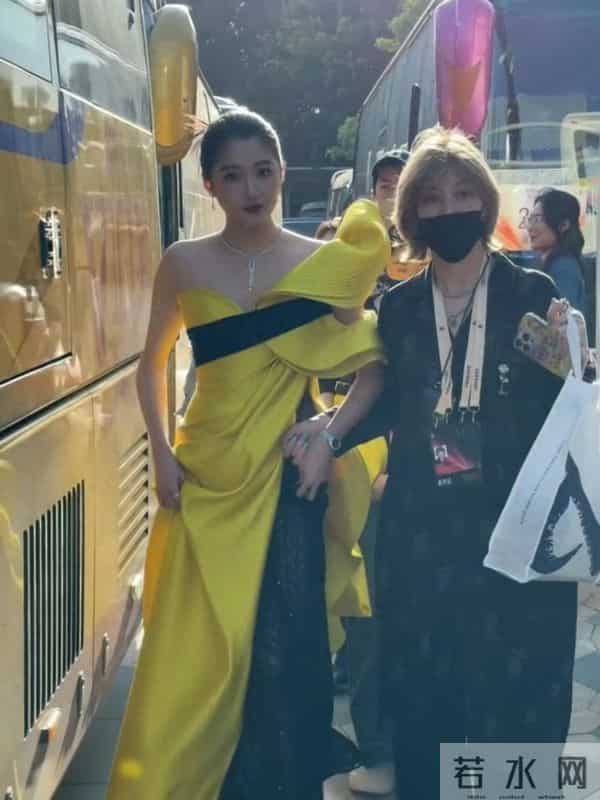 关晓彤金鸡奖红毯造型,优越的头身比,优雅贵气把这身驾驭得太好