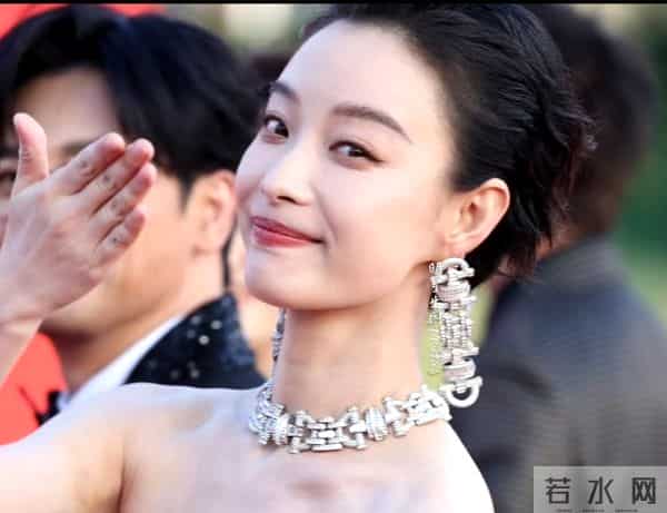 精修图VS生图：关晓彤膀大腰圆，倪妮老气了不少，辛芷蕾选错裙子