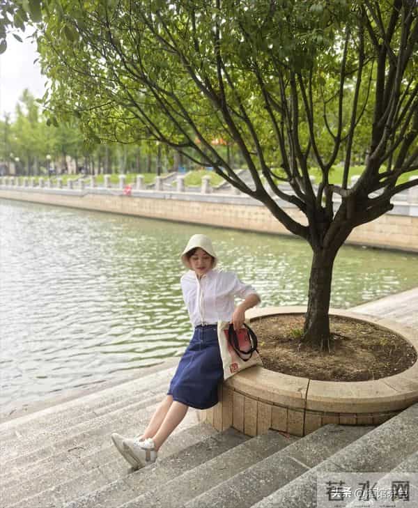 央视主持劳春燕,和丈夫两地分居19年有辛酸,今53岁仍白嫩显年轻