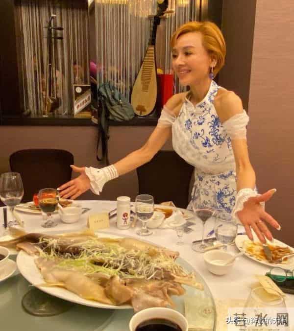 58岁叶子楣请朋友吃饭，整个人瘦得好夸张，看着病恹恹的