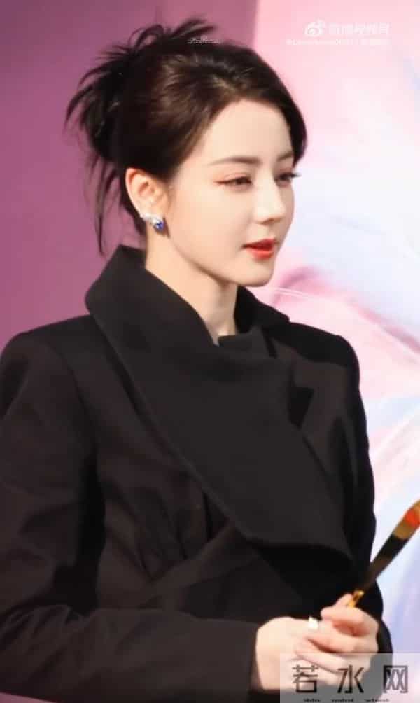 迪丽热巴现身南京!脖子前倾严重依旧在咳嗽,给主持人打伞好暖心