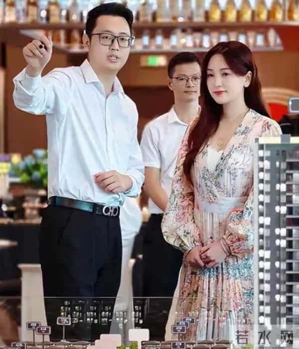 42岁金莎晒“私房照”,穿卡通睡衣甜又嫩,小17岁男友住千万豪宅