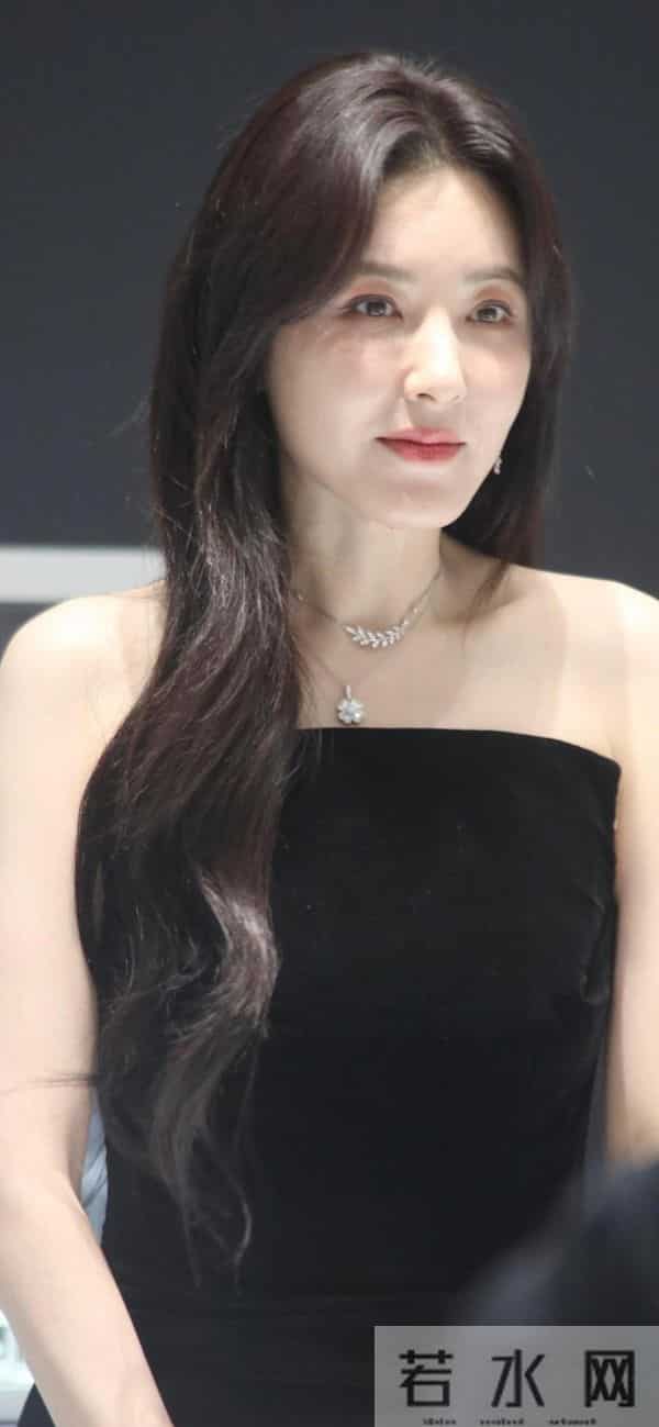 怼脸镜头下的曾黎,依然美艳动人