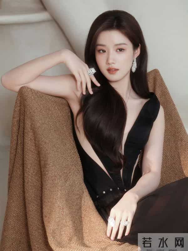 卢昱晓妩媚多姿性感神秘