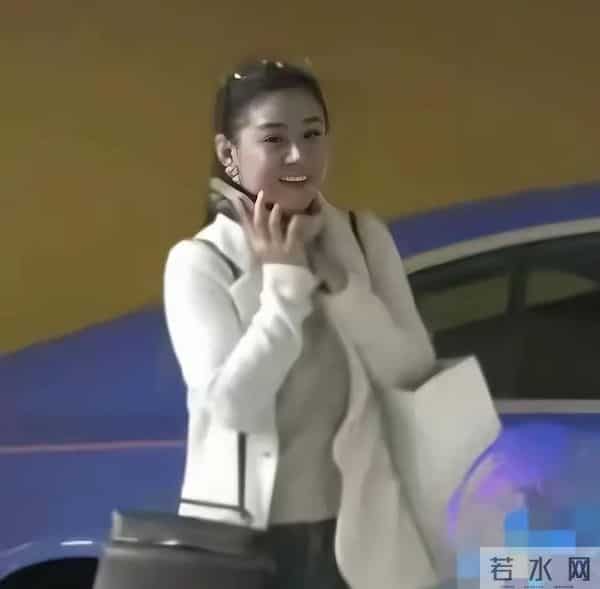 40岁李小萌北京逛街，开五六百万劳斯莱斯，王雷大连富二代不差钱