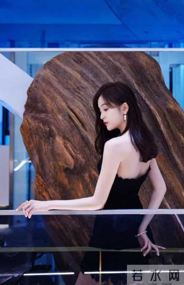 吴宣仪这腿绝了!黑色蕾丝裙+细跟鞋,美腿线条优越到犯规