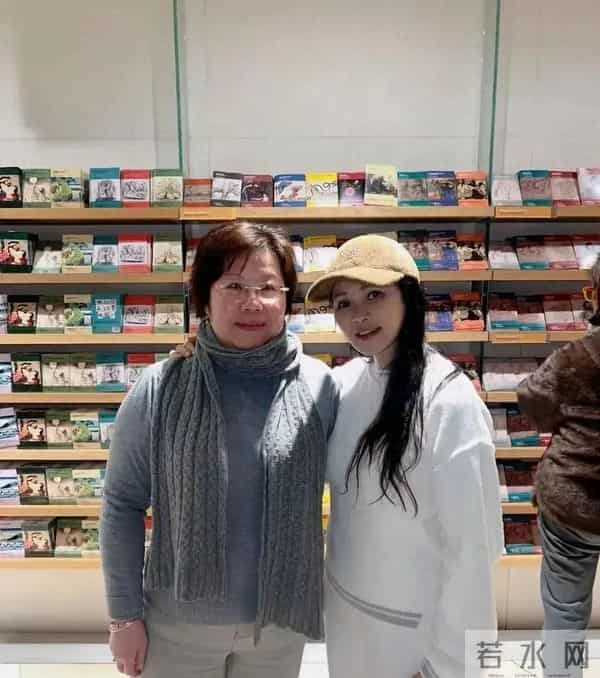 57岁伊能静在英国被偶遇，淡妆出镜，网友-我以为是旁边的老奶奶