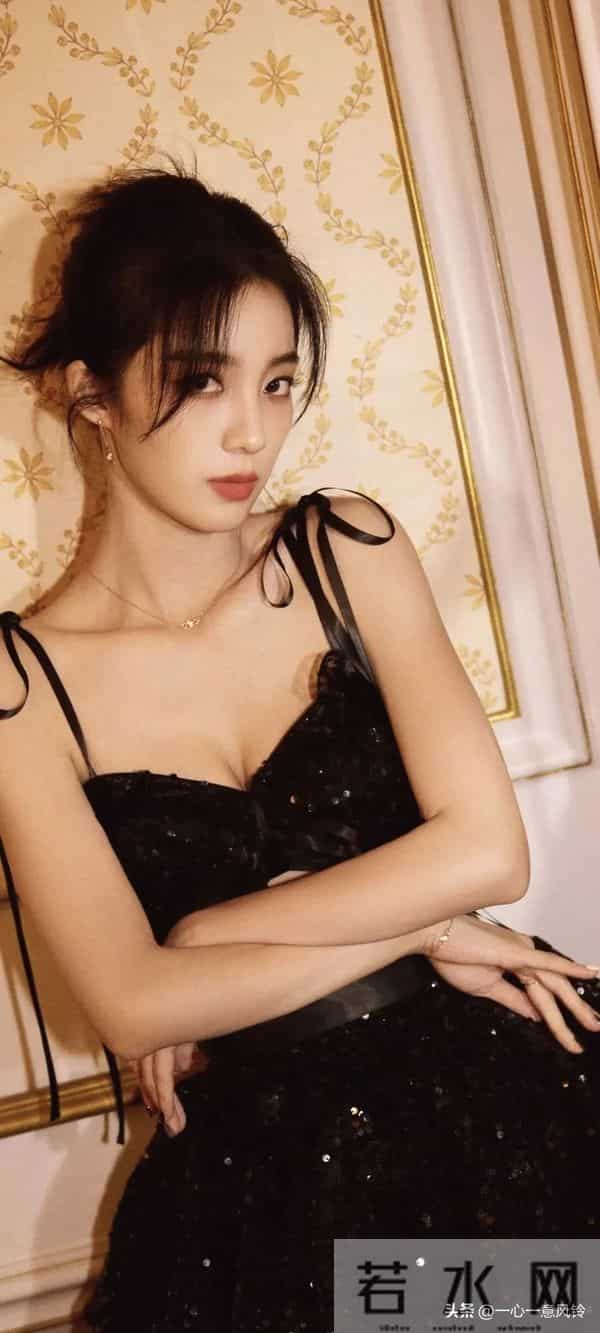 万鹏这黑色吊带写真,太美了