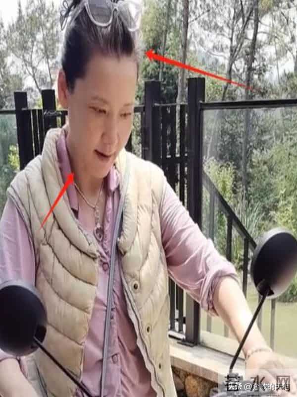 63岁何赛飞晒晚年生活！宅院中学电动车，羽绒马甲惹人注意