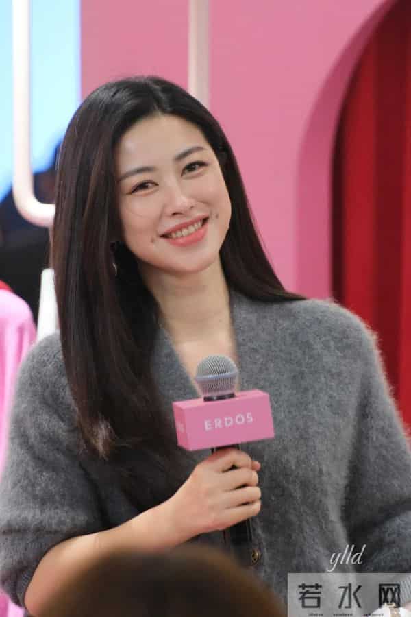 人老珠黄?41岁朱珠现身机场,白发明显皱纹也多,断崖衰老不敢认