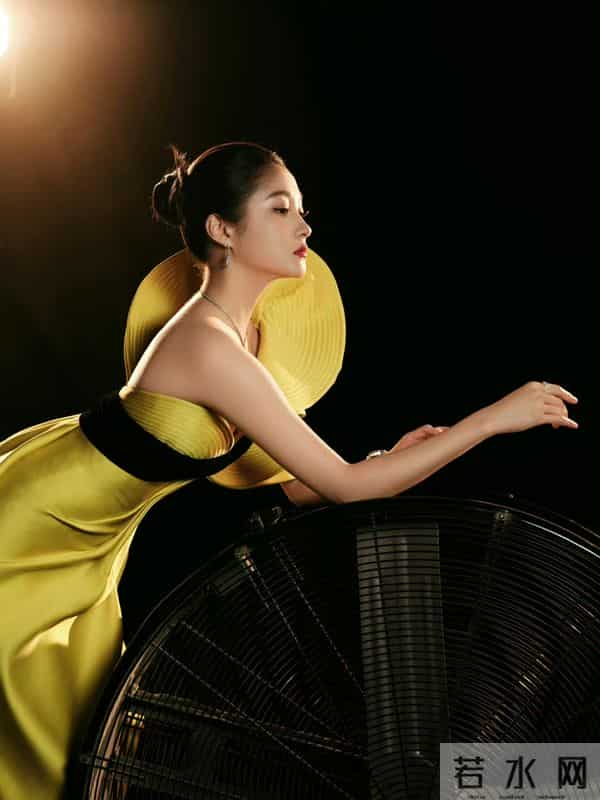 关晓彤金鸡奖红毯造型,优越的头身比,优雅贵气把这身驾驭得太好