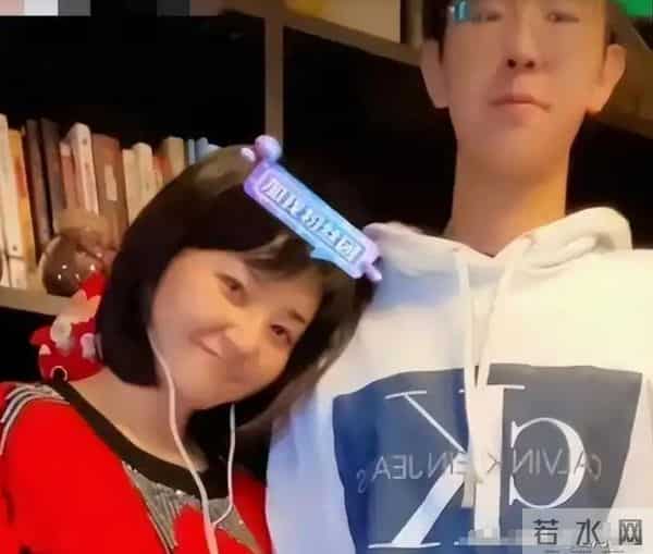 51岁主持人方琼:嫁给电视台领导,21岁儿子不仅长得像她还是学霸