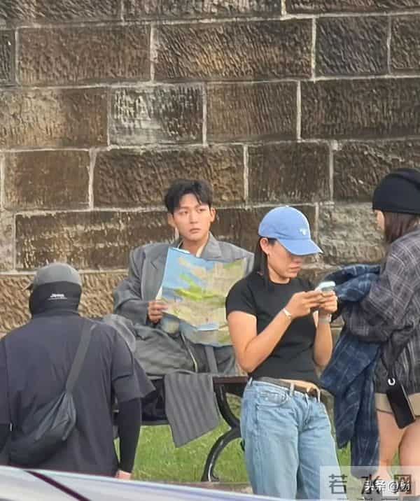 31岁张晚意现身悉尼,一头小卷发很可爱,状态看上去有点疲惫!