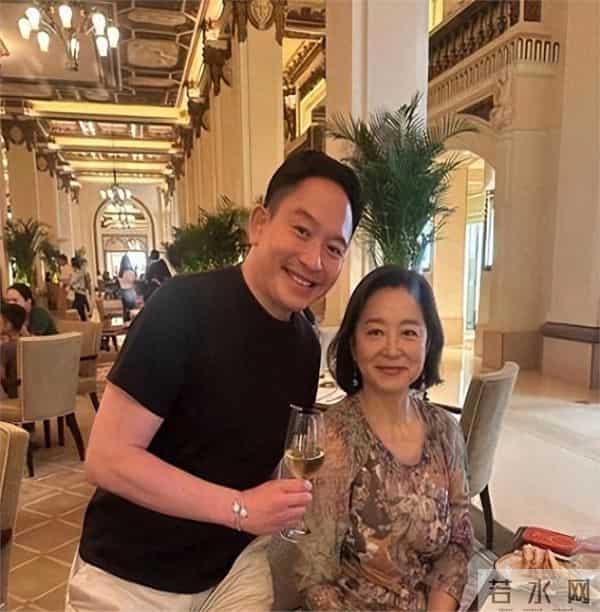 70岁林青霞在香港酒店喝下午茶,被人撞见。她雍容华贵,身材超赞