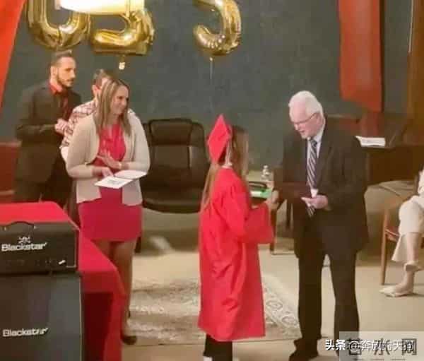 徐帆赴美参加养女徐朵的高中毕业典礼,徐朵蜕变惊艳全场!