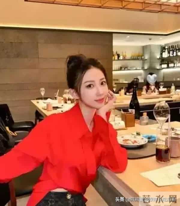 潘玮柏终于大秀老婆,戴大金链走机场,老婆穿紧身裙比女明星辣眼