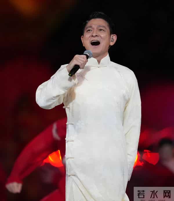 央媒发文,64 岁刘德华高调官宣喜讯,全网恭喜,出道40年仍封神!
