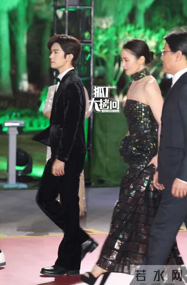 老天开眼了!关晓彤终于穿对 像神女下凡,辛芷蕾穿成紫茄子 好搞笑