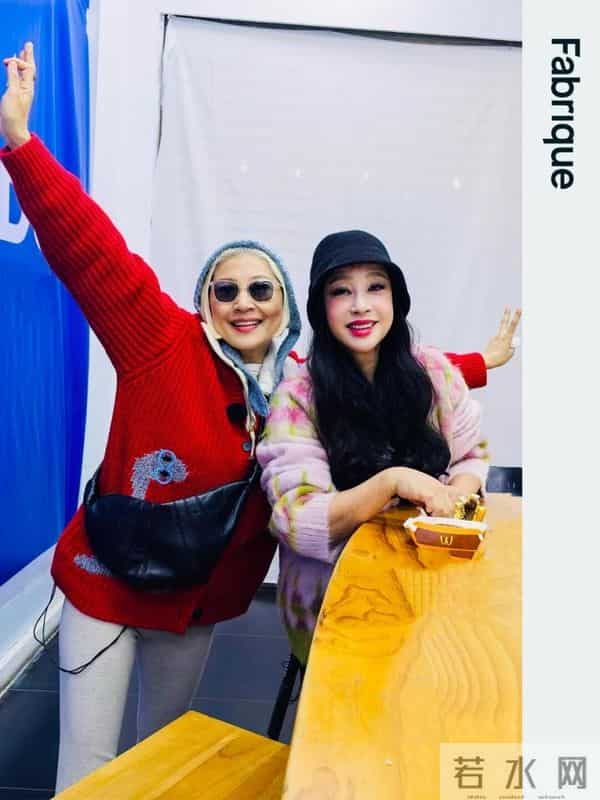 75岁“刘晓庆”再次扮嫩成功,烫了油画卷穿新中式,状态嫩回48岁