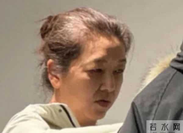 56岁江珊近照曝光！满头白发，皱纹明显！