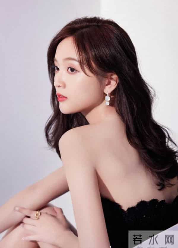 吴宣仪这腿绝了!黑色蕾丝裙+细跟鞋,美腿线条优越到犯规